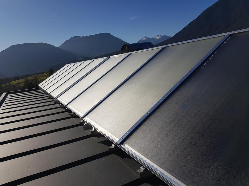 Solarkollektoren auf einem Dach im Tiroler Umfeld