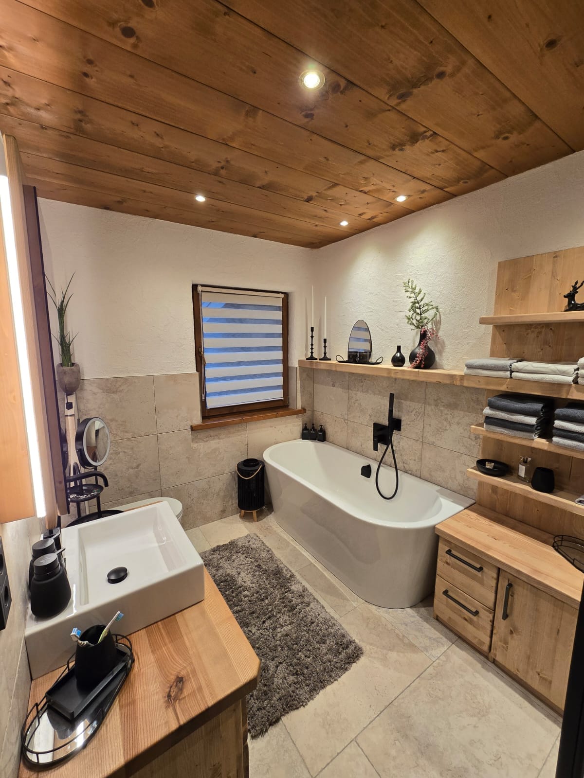 Moderne Dusche mit Armatur und Wassertechnik